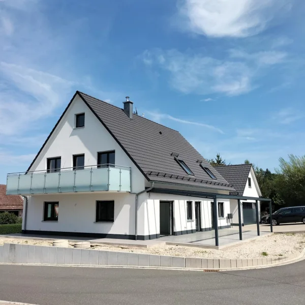 Ansicht Süd-West mit Terrasse und Doppelgarage - Haus kaufen in Leinburg - Hochwertig gebautes 1-2-Familien-Haus mit Doppelgarage in guter Wohnlage