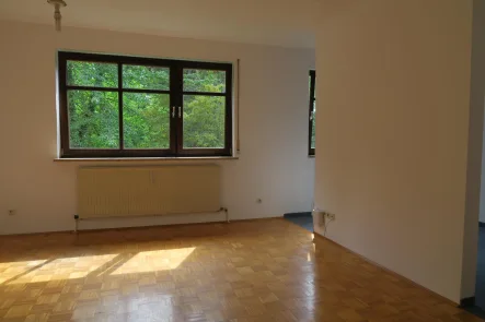 Wohn-Schlafzimmer in West-Ausrichtung - Wohnung kaufen in Erlangen - Helles 1,5-Zimmer-Studenten-Apartment mit Tiefgaragen-Stellplatz