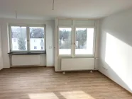 Wohnzimmer mit kleinem Südbalkon