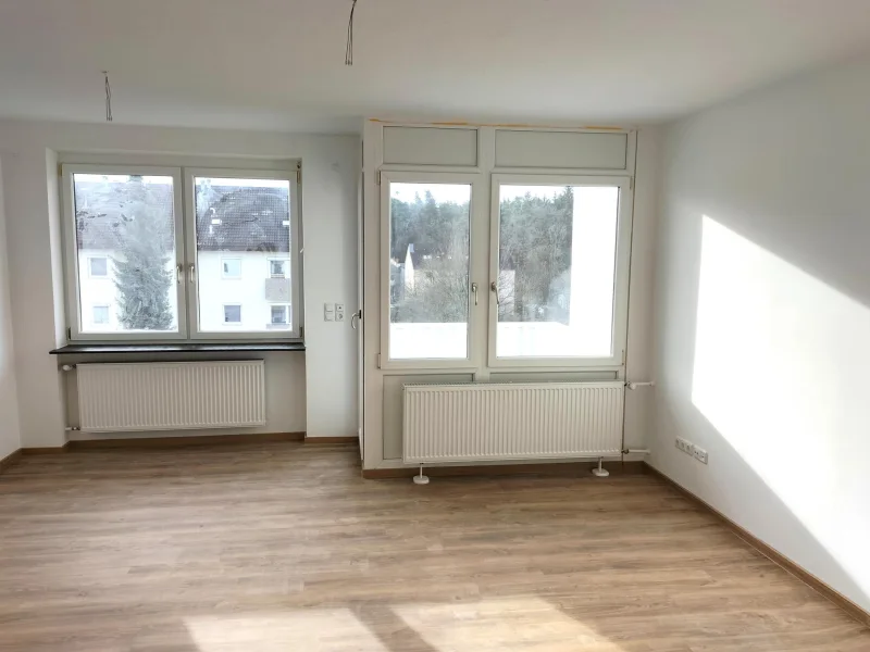 Wohnzimmer mit kleinem Südbalkon - Wohnung mieten in Lauf - Neu renovierte 3-Zimmer-Wohnung mit Balkon -für höchstens 3 Personen-