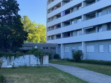 Ansicht EG - Wohnung kaufen in München - Renovierungsbedürftige, vermietete 3 Zimmer Whg. EG