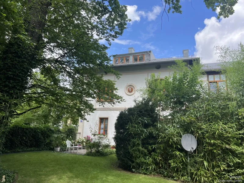 Ansicht des Haupthauses - Haus kaufen in Altperlach - Rarität in Altperlach! Etwa 200 Jahre altes, charmantes Anwesen mit 4  Wohnungen zzgl. Anbau und 10 Garagen auf ca. 1.451 m² Grund