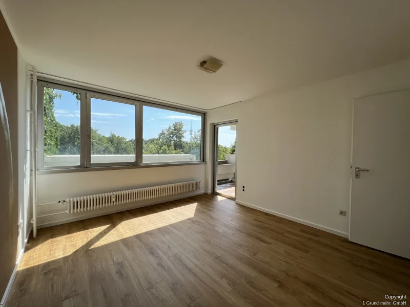 Schlafzimmer mit Balkon - Wohnung mieten in München-Moosach - Gut geschnittene und helle 3,5-Zi.-Wohnung mit zwei Balkonen in unmittelbarer Nähe zum OEZ