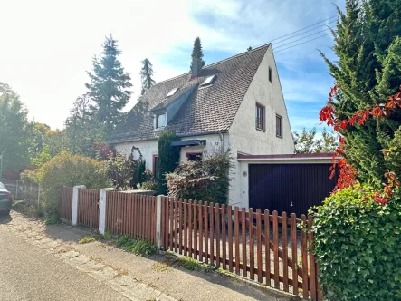 Ansicht-Bild(2) - Haus kaufen in Neusäß - Einfach nur preiswert, älteres EFH/ZFH mit 1070 m² Grundstück in guter  Neusässer Wohnlage