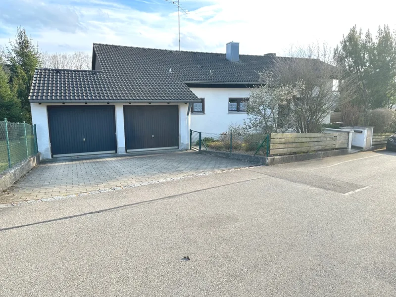 Außen-Bild-1 - Haus kaufen in Bonstetten - Bemerkenswertes EFH (ELW) mit 207m²-Wohnfläche, 7 Zimmer u. 2 Garagen in Bonstetten..