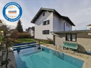 Pool und Garagenrückseite