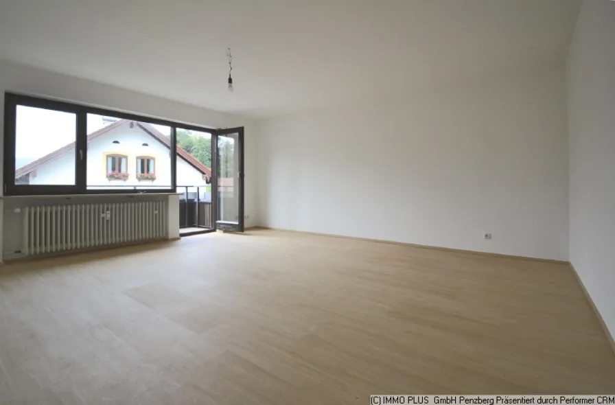 Wohnzimmer mit Zugang zum Westbalkon - Wohnung kaufen in Kochel - Großzügige 2-Zimmer-Wohnung mit Bergblick in Kochel a. See