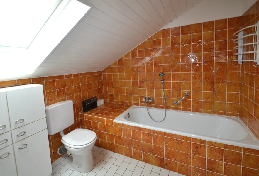 Tageslichtbadezimmer mit Badewanne