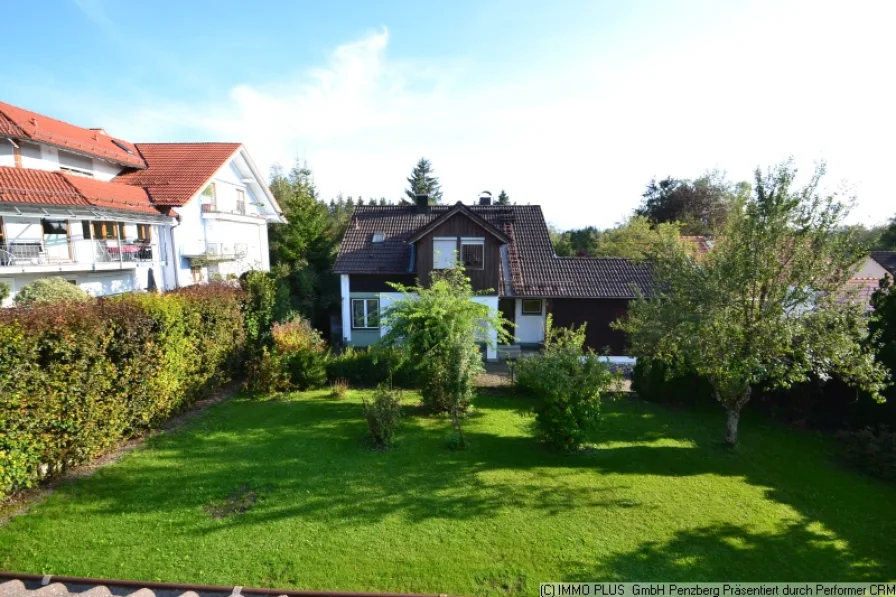 Blick von Oben auf den großen  Garten