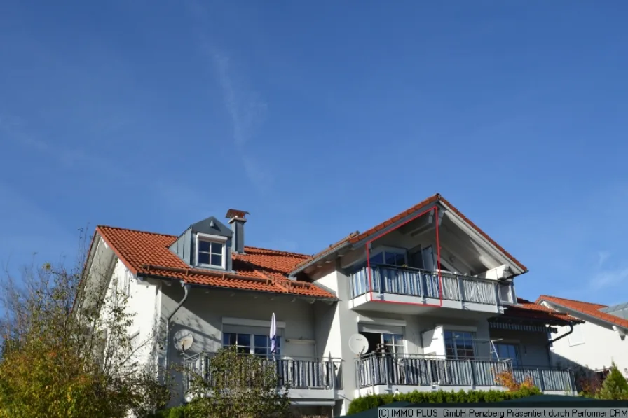 Blick auf das Haus von Süden - Wohnung kaufen in Penzberg - Eleganz unterm Dach! Stillvolle 2 Zi.-S/O-DG-Wohnung mit Blick ins Grüne – Zentral in Penzberg