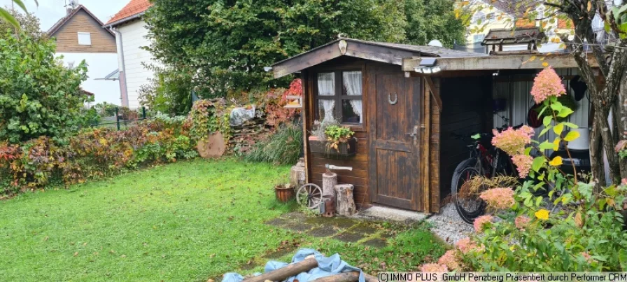 nützliche Gartenhütte  mit Unterstand