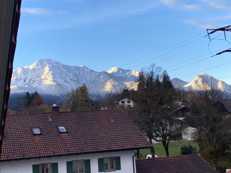 Bergblick vom Balkon - Wohnung mieten in Kochel am See - Neuwertige 2,5-Zi.-Dachgeschosswohnung in ruhiger Lage von Kochel a. See