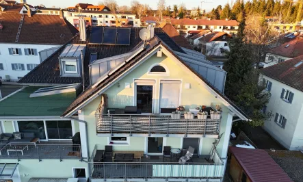 Blick auf den großen Südbalkon - Wohnung kaufen in Penzberg - Außergewöhnliche  3,5 Zi.-DG-Stadtwohnung und Wohnraumriese im Herzen von Penzberg