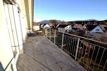 sonniger Südbalkon mit Bergblick