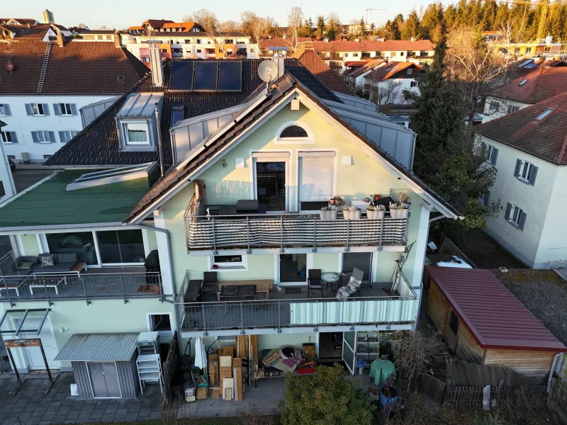 Blick auf den großen Südbalkon - Wohnung kaufen in Penzberg - Außergewöhnliche  3,5 Zi.-DG-Stadtwohnung und Wohnraumriese im Herzen von Penzberg