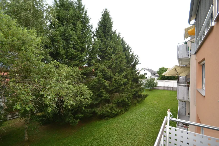 tiefer Südwestbalkon mit Blick ins Grüne