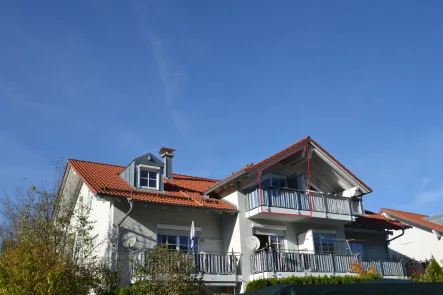 Blick auf das Haus von Süden - Wohnung mieten in Penzberg / Johannisberg - Zum Mieten! Stillvolle 2 Zi.-S/O-DG-Wohnung mit Blick ins Grüne – Zentral in Penzberg