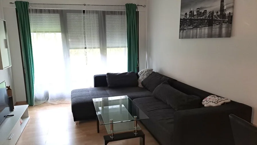Wohnzimmer - Wohnung kaufen in München - Begehrte, ruhige 2-Zimmer-Wohnung mit Terrasse und Garten