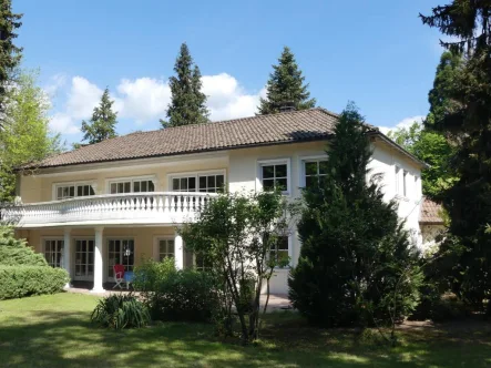 Gartenansicht - Haus kaufen in Gunzenhausen - Villa in Gunzenhausen  H4435