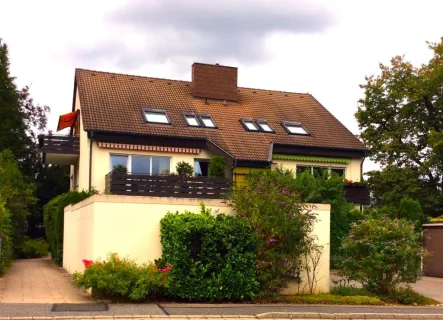 Haus von vorne - Wohnung kaufen in Lauf - Ruhig gelegene 2-Zi. Dachgeschoß-ETW in Lauf