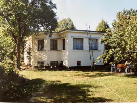 Gartenansicht  - Haus kaufen in Eichwalde - Eichwalde - Einfamilienhaus mit schönem Grundstück zu verkaufen!