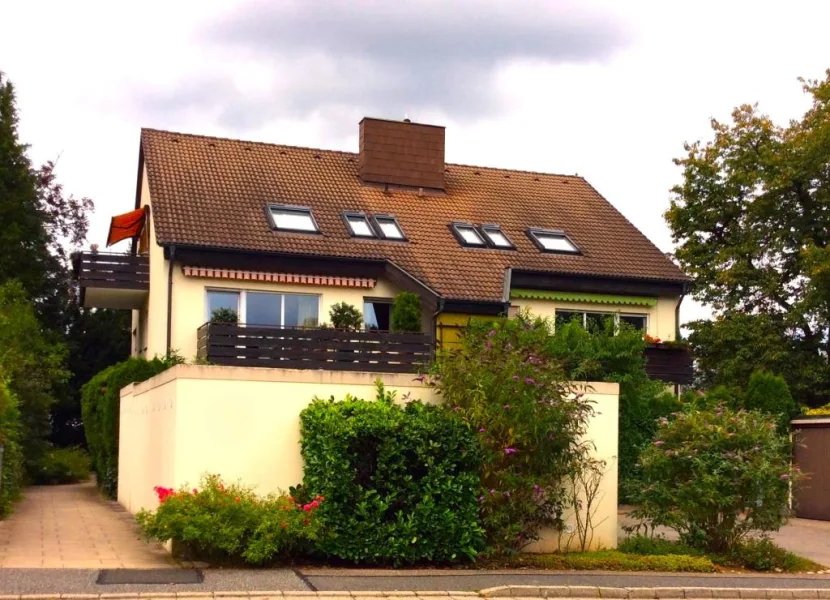 Haus von vorne - Wohnung kaufen in Lauf - Schöne, gemütliche 2-Zi. Dachgeschoß-ETW in Lauf