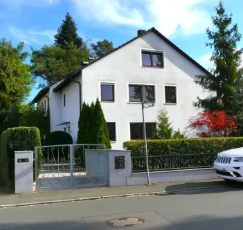 Aussenansicht - Haus mieten in Erlangen - Große Doppelhaushälfte in Erlangen zu vermieten!