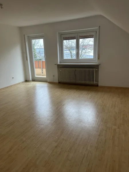 Wohnzimmer - Wohnung mieten in Schwabach - Gemütliche 2,5 -Zimmer-DG-Wohnung Schwabach