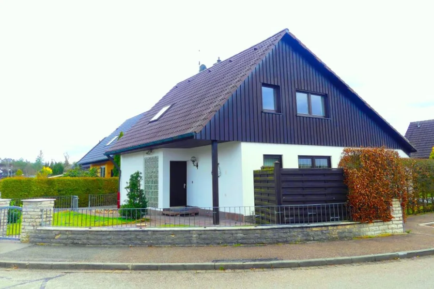 Aussenansicht - Haus kaufen in Wendelstein - Einfamilienhaus mit Photovoltaikanlage in Wendelstein OT Röthenbach St. Wolfgang H 4593