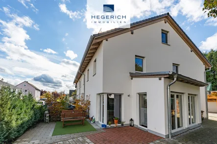 Titelbild - Haus kaufen in Dachau - HEGERICH: Energieeffizientes Reiheneckhaus mit 2 Parteien in ruhiger Spielstraße!