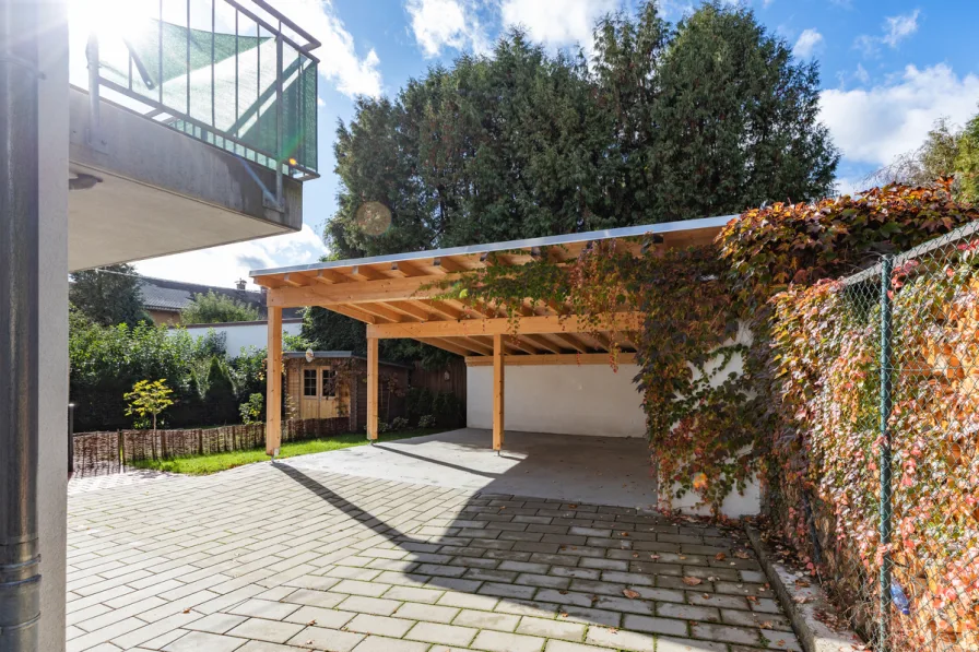 Hinterhof mit Carport