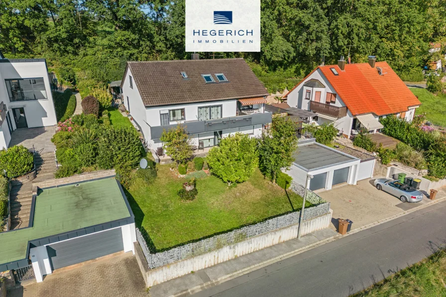 Luftaufnahme - Haus kaufen in Veitsbronn - HEGERICH: Wunderschönes Dreifamilienhaus mit Fernblick