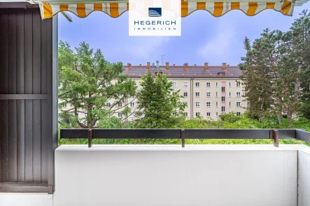 Balkonaussicht - Wohnung kaufen in München - HEGERICH: Mitten im Grünen 3-Zi-Whg mit Potenzial