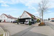 Außenansicht mit Carport