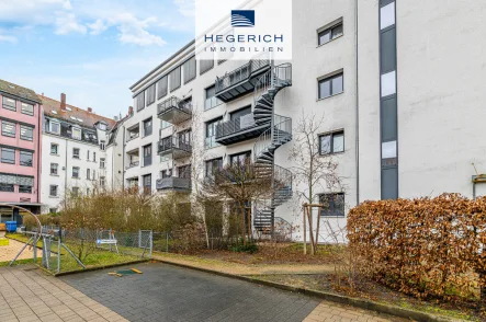 Hausansicht - Wohnung kaufen in Nürnberg - HEGERICH: Lichtdurchflutet - Modern - Zeitlos Vermietete 2-Zimmer-Wohnung in Gostenhof!