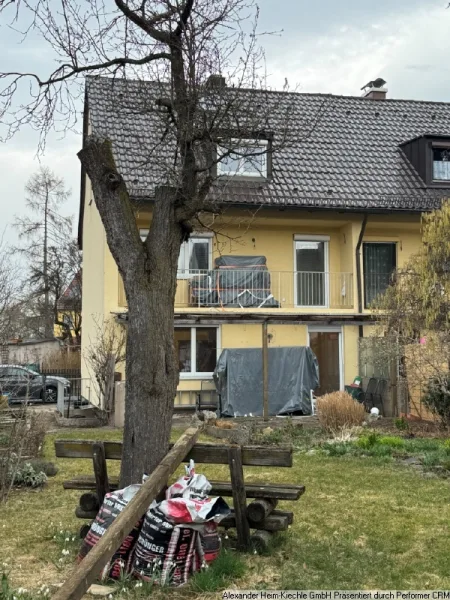 Südfassade mit Zwetschgenbaum