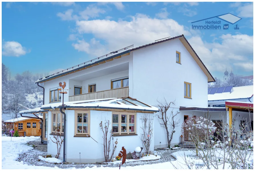 Sehr gepflegte Aussenansicht - Haus kaufen in Altenmarkt an der Alz - Außerordentlich gepflegtes Zweifamilienhaus mit Burgblick für gehobene Ansprüche