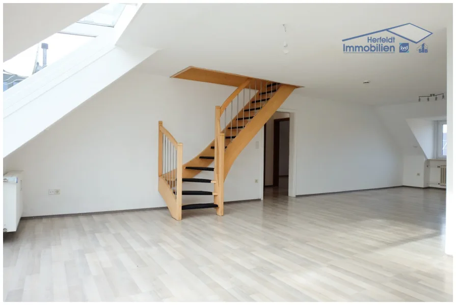 Modern und geräumig - Wohnung mieten in Moorenweis - 200 m2 Grundfläche! Schicke 6-ZKB-Maisonette über 2 Ebenen mit Garten & Garage