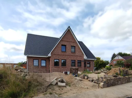 Hausansicht - Haus kaufen in Groß Pampau - Traumhafte Doppelhaushälfte mit modernster Ausstattung und Teilkeller nach KfW55-Standard!