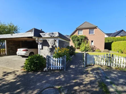 Hausansicht mit Doppelcarport - Haus kaufen in Gudow - Neuer Preis! Wohnfreundliches Einfamilienhaus im Herzen von Gudow!