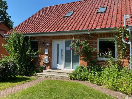 Frontansicht - Haus kaufen in Ratzeburg - Großzügiges Ein- Zweifamilienhaus mit Einliegerwohnung