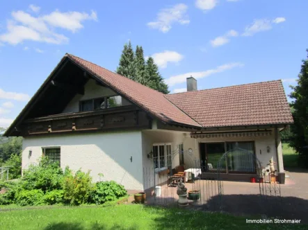 Hausansicht von Westen mit Terrasse - Haus kaufen in Pommelsbrunn - Großzügiges Wohnhaus in idyllischer Waldrandlage