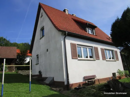 Außenansicht - Haus kaufen in Pommelsbrunn - Einfamilienhaus mit schönem Grundstück als Kapitalanlage