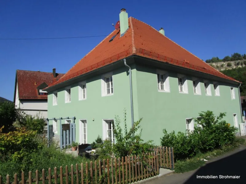 Außenansicht - Haus kaufen in Pommelsbrunn - Mehrfamilienhaus mit fünf Wohneinheiten