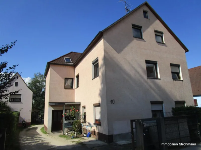 Außenansicht - Haus kaufen in Hersbruck - Mehrfamilienhaus mit sieben Wohneinheiten und vermietetem Einfamilienhaus