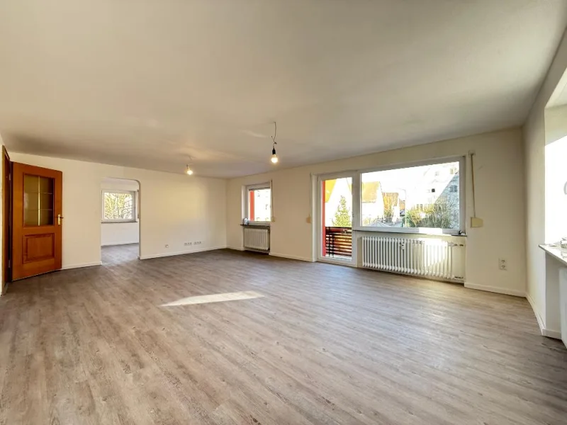 Wohnzimmer - Wohnung mieten in 91244 Pommelsbrunn - Sanierte 8-Zimmer- Maisonette-Wohnung mit Loggia und zwei Balkonen