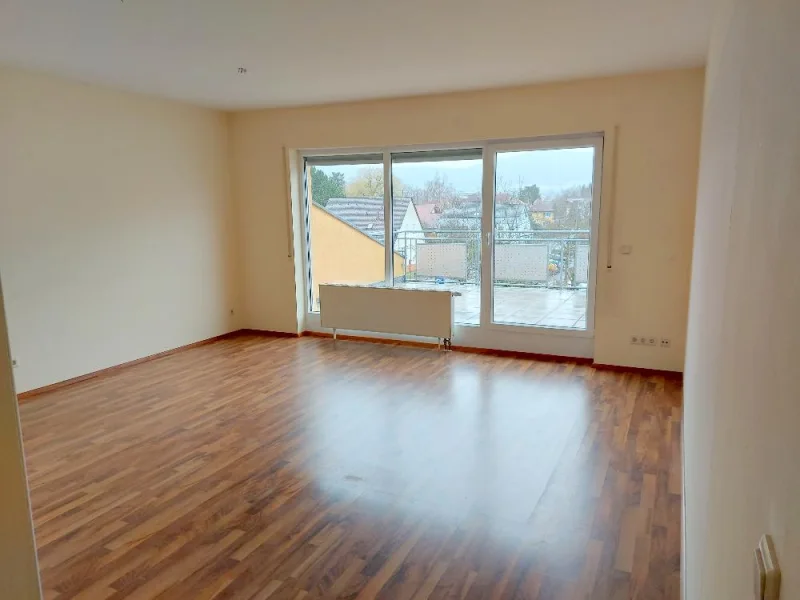 Wohnzimmer - Wohnung kaufen in Hersbruck - Barrierefrei! 2-Zimmer Penthouse-Wohnung mit 2 Balkonen in zentraler Lage