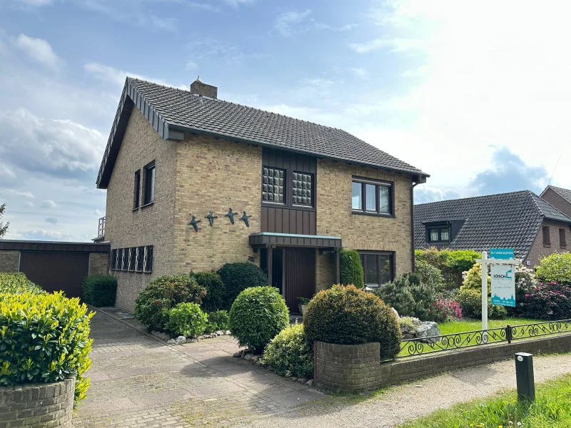 Hausansicht  - Haus kaufen in Kleve - Einfamilienhaus in bester Lage mit herrschaftlichem Panoramablick auf Kleve