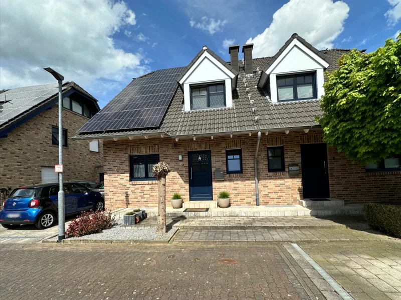 Hausansicht - Haus mieten in Goch - moderne Doppelhaushälfte in familienfreundlicher Wohngegend