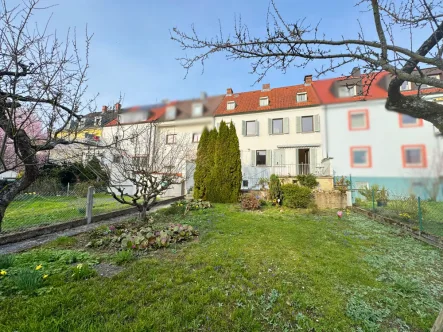Gartenansicht - Haus kaufen in Schweinfurt - Großes 200 qm Haus in super Wohnlage zu verkaufen